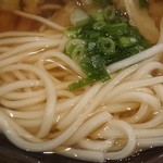 釜あげうどん - 麺はかなり細めでやわらかめ