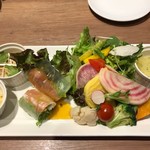 タイ料理 新宿ランブータン - 13品目の野菜が摂れるサラダプレート