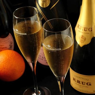 平日限定ハッピーアワー！シャンパーニュやカクテルを楽しむ