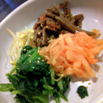 しゅうめい - ナムル。子供にはもやしとほうれん草だけ出してもらいます。