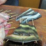 かぶと - 緑のほうが天然物！　身の色まで違う・・・