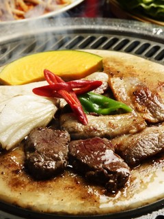 Hom Ba Souru No Ajimi Ga - 味家のサムギョプサルは韓国特産の玉石盤でジュウジュウと焼きます♪