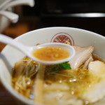 らぁ麺 とうひち - スープ　鶏醤油らぁ麺