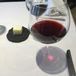 レストラン コバヤシ - シメサバの燻製に合わせて赤ワイン好きのわたしにソムリエが用意して下さりました