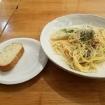 料理家バル Ari's (アリーズ) - パンが付きます。