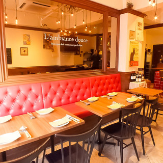 フランスのビストロを感じさせる温もりのある店内