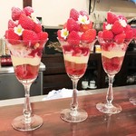 Dessert Le Comptoir - 苺パフェが完成