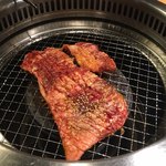 Yakiniku Kingu - キャーーー！！！
                        
                        ってコレは何だろう？？？
                        
                        タッチパネルの機械で注文。
                        適当にバババって注文するから、ハナっからコレはどの部位かさっぱりわかんね。牛バラかな？？？
                        
                        美味そうではある。
                        
                        
                        