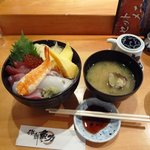 魚力海鮮寿司 - 本日の丼890円