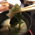 鮮菜家 - 味噌汁の具材も見せるけん
      照明の位置が悪かった