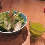 Yamamoto No Hambagu - 最初にハンバーグとセットしなったサラダとミニ野菜ジュースがテーブルに運ばれて来ました。
                        
                        この日の野菜ジュースは小松菜とセリとトマトを使った野菜ジュースでした。