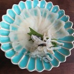 海さくら - てっさ、河豚皮 。海鮮丼（上）の別皿