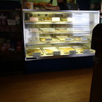 Waialua Bakery & Juice Bar - ショーケースにはケーキやクッキーが並びます(18-02)