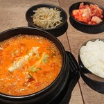 Banju - ランチ キムチチゲ 830円  ナムル キムチ付き