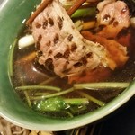 新橋ときそば - 香ばしく焼き付けられた鴨肉。