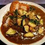 カルダモン． - トマトと芋サラダのコロッケカレー、ナス添え