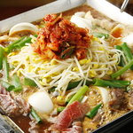 Eikichi - 独特の四角い鍋に牛ホルモン、豚、鶏などのお肉をベースにふんだんの野菜！クセになるこってり醤油味で煮込むのが特徴です。