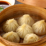 西安刀削麺酒楼 - ☆熱々の小龍包☆ジューシーな肉汁があふれ出す！