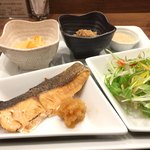 和Dining 三十 - ランチ：定食 800円 （小鉢、サラダ、御飯、お替わり自由）今日は鮭