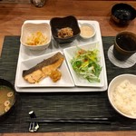 和Dining 三十 - ランチ：定食 800円 （小鉢、サラダ、御飯、お替わり自由）今日は鮭