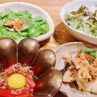 焼肉すどう 春吉 - ◯近江牛ユッケ&チョレギ、胡麻の葉～軽めのサラダ様、☆豚ホルモンの酢の物様