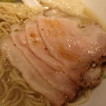 Japanese Soba Noodles 蔦 - チャーシューワンタン塩sobaの豚ももチャーシュー