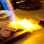 博多牛臓 - 低温調理の『極 炙りレバー』。卓上で炙ります。