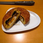 志津屋 - とろーり玉子のプレミアムカレーパン