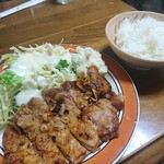 食事処 館 - 味噌汁とご飯お新香付きです