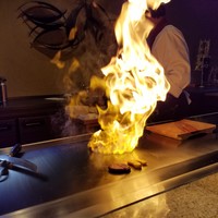 鉄板焼 煖 - 鉄板の上で炎が上がるパフォーマンス