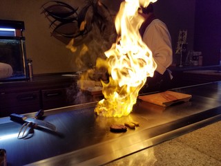 Teppanyaki Dan - 鉄板の上で炎が上がるパフォーマンス