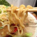 麺屋 ばんび - 熟成みそとんこつ野菜ラーメン:麺リフト