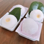 八右ェ門 - 玉椿餅 140円 いちご大福 180円