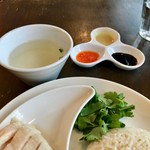 松記鶏飯 - スープとソース