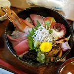 楽食堂 はいじ  - めっちゃ豪華な「本日の海鮮丼 (1200円)」