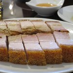 錦福 香港美食 - 脆皮烧肉（皮付き豚バラ肉の焼き物）