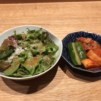 焼肉すどう 春吉 - すどうサラダとキムチの盛り合わせ
