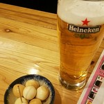 燻製バル けむりば - ハイネケン生ビール大600円と燻製うずらの卵200円