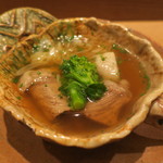 虎白 - 煮物：猪 菜の花 海老芋1