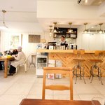 Cafe Papier - 店内のテーブル席の風景です