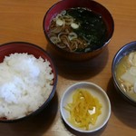 割烹食堂 中越 - もつ煮・ライス単品、少なめそば(温)