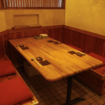 Uonari - 1階テーブル席は広めの作りでご接待にも。