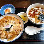 梅田軒 - 日替りランチ「親子丼・ミニラーメン・小鉢・つけもの」