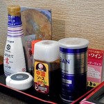 梅田軒 - 卓上に常備された調味料類