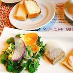 アガノ - アンティパスト。サラダ、三元豚のテリーヌ。
奥のお皿は、おかわり自由のパン