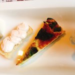 アガノ - アンティパスト。小松菜のキッシュとサーモンのムースディップ