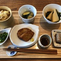 宗胡 - 上段左から白菜すだち麩土佐酢和え、素揚げズッキーニと茄子の甘味噌和え、若竹煮、下段左からなばなと菊のお浸し、聖護院かぶフライ、蓮根しんじょ