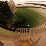 たかおか - ○つきだし
      若布と蓮根、ポン酢で。