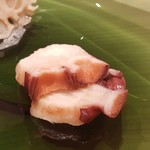 たかおか - ①焚き水蛸 (千葉県銚子産)
      真蛸より柔らかくさっぱり、あとから旨みが拡がって来ました。
