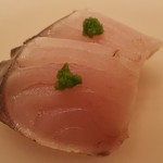 たかおか - ②炙り鰆 (千葉県勝浦産)、摺り芽ネギの薬味
      い草で燻してあるそう。